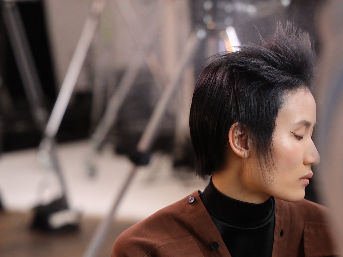 Krátké jemné vlasy? Zkuste „předstírat“ prořídlé sestřihy