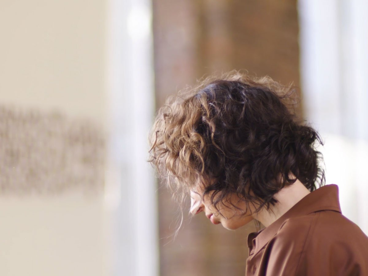 Vlnité nebo kudrnaté vlasy: dva looky pro jejich zkrocení