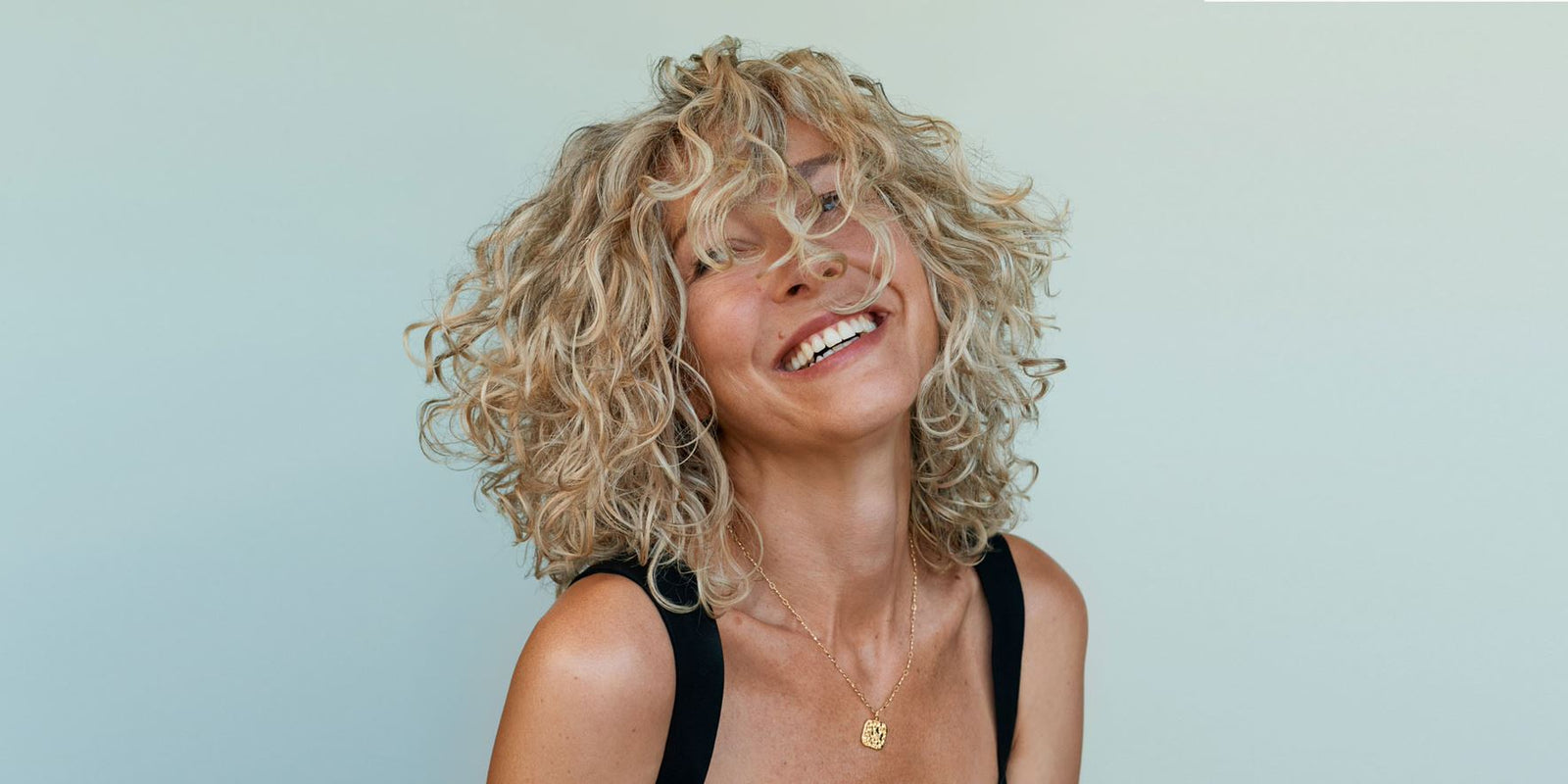 Mám být blond, když mám šedivé vlasy?