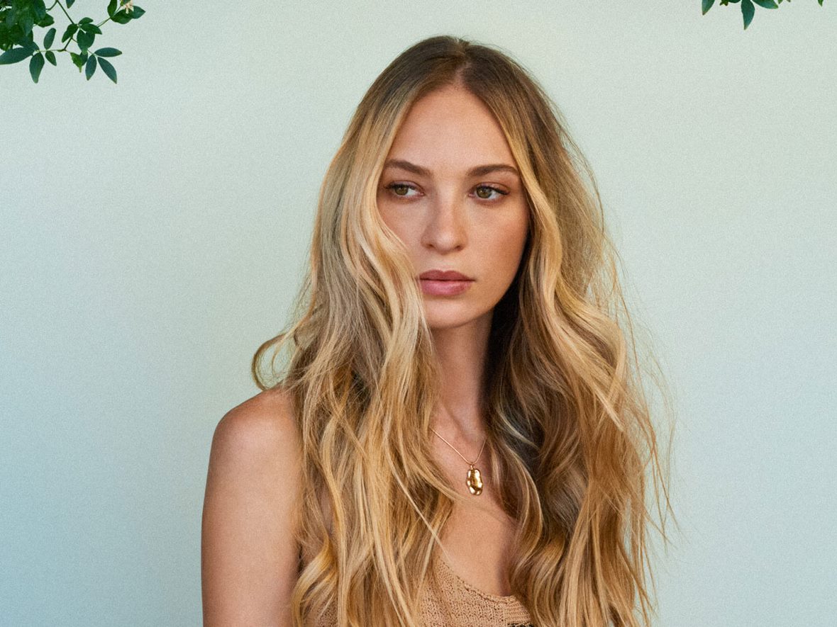 Jak získat blond look s tmavými kořínky